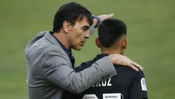 Futbol, Curico Unido vs Colo Colo.
Fecha 32, campeonato nacional 2021.
El entrenador de Colo Colo Gustavo Quinteros dirige a sus jugadores contra Curico Unido durante el partido de primera division realizado en el estadio La Granja.
Curico, Chile.
14/11/2021
Marcelo Hernandez/Photosport
Football, Curico Unido vs Colo Colo.
32th date, 2021 national Championship.
Colo Coloâs head coach Gustavo Quinteros, gives instructions to his players during the first division match against Curico Unido at La Granja stadium in Curico, Chile.
11/14/2021
Marcelo Hernandez/Photosport