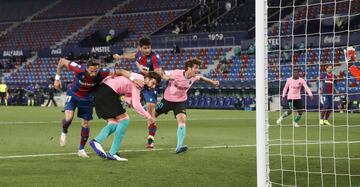 Melero, a pase de Miram¨®n, acerc¨® al Levante con el 1-2.