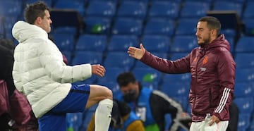 Azpilicueta y Hazard se saludaron muy afectuosamente tras la eliminación madridista a manos de los Blues.