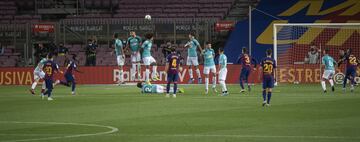 Leo Messi marca el 1-1 de falta directa. 