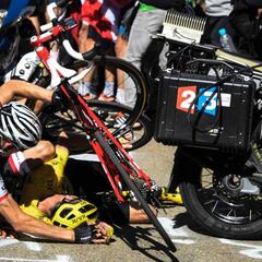 Froome y Porte chocaron con una moto de TV yendo fugados
