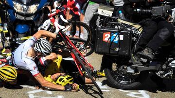 Froome y Porte chocaron con una moto de TV yendo fugados