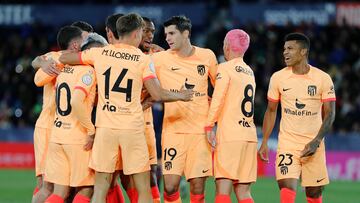0-1. Álvaro Morata celebra,  con sus compañeros, el gol  que anota en el minuto 53.