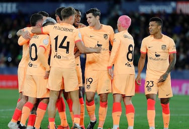 0-1. Álvaro Morata celebra,  con sus compañeros, el gol  que anota en el minuto 53.