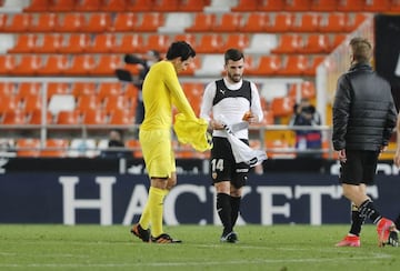 Gayà y Parejo intercambiaron camisetas al acabar el partido.