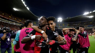 Atlas Julian Qui�ones (L) celebrates after scoring his team's first goal during the Mexican Clausura tournament quarter-final first leg football match between Atlas and Guadalajara at the Jalisco stadium in Guadalajara, Jalisco state, Mexico, May 11, 2023. (Photo by ULISES RUIZ / AFP)