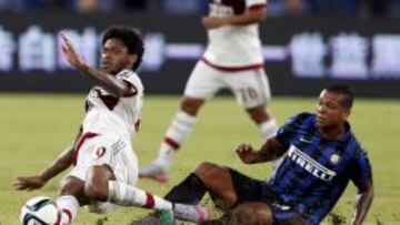 El colombiano (der) disputa un balón con Luiz Adriano, delantero del Milan.