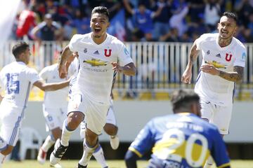 El jugador de Universidad De Chile Lorenzo Reyes, izquierda, celebra su gol contra Everton durante el partido de primera division en el estadio Sausalito de Vina del Mar, Chile.