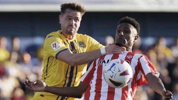 14-03-24. IMAGEN DEL PARTIDO DE LA PRIMERA VUELTA ENTRE EL ALCORCÓN Y EL SPORTING EN SANTO DOMINGO. QUINTILLÁ Y HASSAN DISPUTAN EL BALÓN