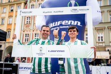 Gran ambiente en la Fan Zone del Real Betis. 