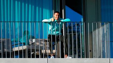Cristiano, self-isolating, watches Portugal train from his balcony