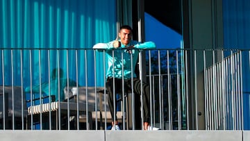 Cristiano, self-isolating, watches Portugal train from his balcony