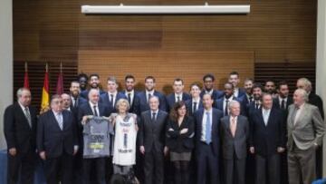 La alcaldesa de Madrid, Manuela Carmena también recibió en el Ayuntamiento al Real Madrid junto a Florentino Pérez y los jugadores del equipo blanco.