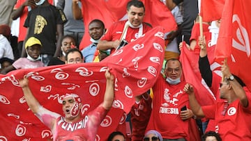 Tunisia&#039;s supporters cheer up during the Group F Africa Cup of Nations (CAN) 2021 football match between Tunisia and Mauritania at Limbe Omnisport Stadium in Limbe on January 16, 2022. (Photo by Issouf SANOGO / AFP)