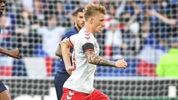 Daniel Wass conduce ante Tchouameni en el Francia-Dinamarca.