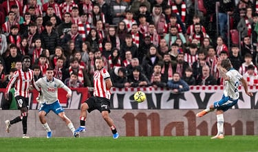 El jugador espanyolista hizo un auténtico golazo. Tras un balón parado, Romero esperaba en la frontal para conectar un remate imposible para Unai Simón.