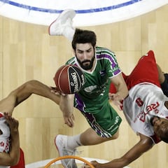 El Unicaja se agarra al playoff y hunde en el pozo al Bilbao