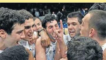 <b>EL NÚMERO UNO. </b>Los jugadores blancos hacen piña y el belga Hervelle marca el número uno. El Madrid quiere volver a reinar en Europa.