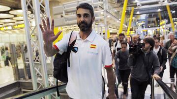 Juan Carlos Navarro, en el aeropuerto de Madrid-Barajas, se despide de la Selecci&oacute;n.