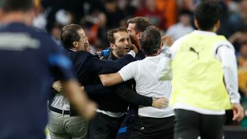 El entrenador del Valencia Rubén Baraja celebra el 2-1 durante el encuentro de la jornada 31 de LaLiga entre el Valencia CF y el Real Valladolid, este jueves en el estadio de Mestalla, en Valencia. EFE/ Kai Försterling