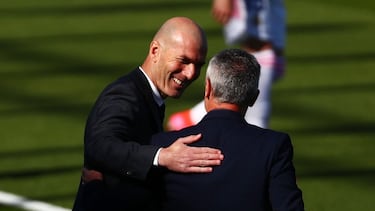 Zidane, saludando a Escribá antes del partido.