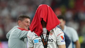 ¿Qué jugador del Sevilla se podría esconder bajo la toalla?
