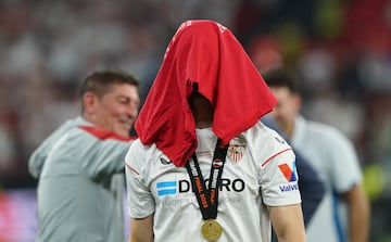 ¿Qué jugador del Sevilla se podría esconder bajo la toalla?