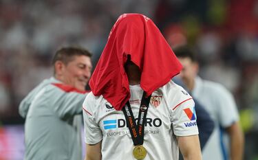 ¿Qué jugador del Sevilla se podría esconder bajo la toalla?