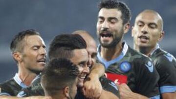 Los jugadores del N&aacute;poles, entre ellos Albiol, abrazan a Callej&oacute;n tras su gol al Atalanta de B&eacute;rgamo, el s&aacute;bado en el estadio de San Paolo.