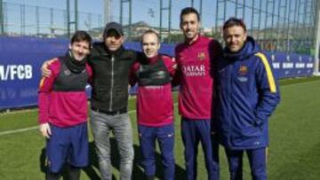 Ramazzotti visit&oacute; el entrenamiento del Bar&ccedil;a y pos&oacute; con Messi, Iniesta, Busquets y Luis Enrique.