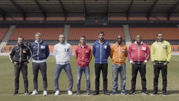 Zambrotta, junto a varias leyendas del fútbol, en una imagen en la que se aprecia la curvatura de sus piernas.