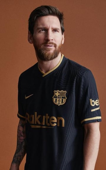 El Fútbol Club Barcelona ha presentado la que será la segunda equipación para la temporada 2020/21. La indumentaria ha sido presentada bajo el ‘Los colores van por dentro’ ya que el negro es el color protagonista de esta equipación.