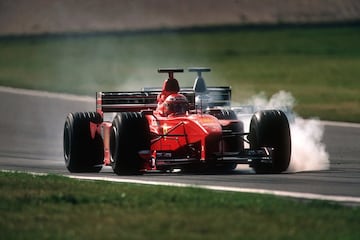 En este año un accidente de Schumacher en Gran Bretaña le hizo perderse buena parte de la segunda mitad de la temporada y dejó a Eddie Irvine como punta de lanza de Maranello. El británico llegó con cuatro puntos de ventaja sobre Mika Hakkinen a la final de Japón, pero una mala clasificación le relegó al quinto puesto de la parrilla, tres por detrás de su rival. Su carrera sólo llevó a los cuatro puntos del tercer puesto, insuficientes frente a los 10 de la victoria de Hakkinen. Schumacher, de vuelta ya en los circuitos, no pudo hacer valer su pole para ayudar a su compañero y acabó segundo.