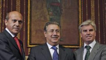 <b>LA MAGIA SEVILLA-BETIS. </b>"Cuando se une la magia Sevilla-Betis no hay fuerza mediática que le supere". La frase la pronunció José María del Nido en el acto institucional de envergadura que se celebró ayer en el Ayuntamiento de Sevilla con el alcalde, Juan Ignacio Zoido, como anfitrión. Los clubes han puesto la primera piedra para retomar completamente la cordialidad y el entendimiento que históricamente han acompañado a los derbis en esta ciudad. Los consejos de administración de ambos conjuntos han dado ejemplo esta semana.