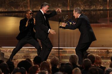 El comediante estadounidense Stephen Colbert recibe el premio a la mejor serie de entrevistas por "The Late Show with Stephen Colbert" de manos del actor estadounidense Bryan Cranston (derecha) durante la 77.ª edición de los Premios Emmy Primetime en el Teatro Peacock de LA Live en Los Ángeles el 14 de septiembre de 2025.