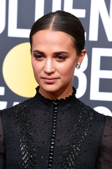 Alicia Vikander a su llegada a la alfombra roja de los Globos de Oro.