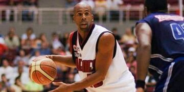 Roberto Carlos Herrera fue una de las grandes figuras del baloncesto cubano. Hijo de la leyenda antillana Ruperto Herrera (bronce en Múnich 1972), fue un jugador espectacular que desarrolló parte de su carrera en los Capitalinos de La Habana antes de exiliarse de la Isla durante el torneo preolímpico de Puerto Rico. Tras su marcha, jugaría en Colombia y en la propia Puerto Rico. Una vez retirado, se instaló en Miami, donde trabajó como conductor de autobuses. Murió a los 46 a?os debido a un cáncer de hígado.