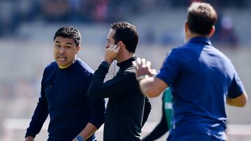 Atlas' coach Gonzalo Pineda (L) argues with Pumas' Argentine coach Gustavo Lema during the Liga MX Clausura football match between Pumas and Atlas at the Olimpico Universitario stadium in Mexico City, on January 26, 2025. (Photo by Rodrigo Oropeza / AFP)