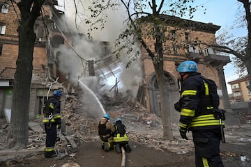 Zaporiyia es una ciudad de Ucrania situada sobre el río Dniéper, centro administrativo de la óblast de Zaporiyia. Este jueves varias explosiones han sacudido la ciudad. Al menos dos personas han muerto esta madrugada en un bombardeo sobre varios bloques de viviendas.