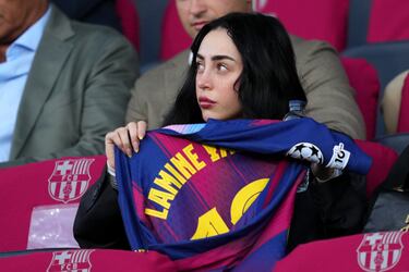 Uno de los momentos de apoyo de la cantante a su pareja es su presencia en la grada del Estadio Olímpico Lluís Companys cuando cuando juega el Barcelona. 