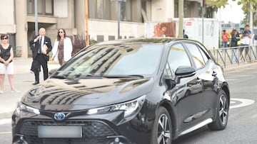 Begoña Gómez en el interior de un coche a su salida de declarar por el ‘caso Begoña Gómez’, en los Juzgados de Plaza de Castilla, a 10 de septiembre de 2025, en Madrid (España). El juez Juan Carlos Peinado tiene previsto volver a interrogar este miércoles, a la esposa del presidente del Gobierno, Begoña Gómez; esta vez por la presunta malversación que le atribuye en la contratación de su asesora en Moncloa, Cristina Álvarez, a quien ha citado también a comparecer. Esta es la cuarta vez que la esposa del presidente acude a declarar ante el instructor.
10 SEPTIEMBRE 2025
Alejandro Martínez Vélez / Europa Press
10/09/2025