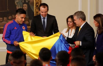 Iván Duque, presidente de la República, entregó la bandera del país a Radamel Falcao García y le dio un mensaje de apoyo a los dirigidos por Queiroz