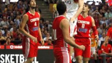 El pívot de la selección de España, Pau Gasol, machaca la canasta entre los jugadores de la selección de Croacia, durante el partido del Trofeo Ciutat de Badalona disputado hoy en el Olímpic de Badalona.