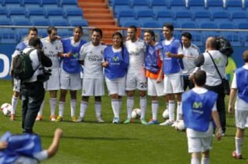 Marcelo, Pepe, Jesé, Morata, Isco, Varane, Xabi Alonso, y Diego López dieron un clinic a algunos aficionados que pudieron pisar el césped del Bernabéu.