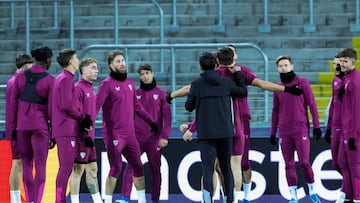 El Sevilla, durante el entrenamiento de ayer en Lens.