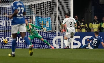 A sus 34 años, Sergi Enrich está en uno de los mejores momentos de su carrera. El delantero del Huesca hizo un doblete ante el Oviedo, su exequipo; y acumula en este momento cinco tantos. Hacía diez temporadas que no llevaba tantos goles en la primera vuelta.