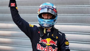 Ricciardo celebra su pole en Mónaco.