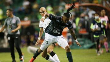 Soccer Football - Copa Libertadores - Group E - Deportivo Cali v Corinthians - Estadio Deportivo Cali, Palmira, Colombia - May 4, 2022 Deportivo Cali's Aldair Gutierrez in action with Corinthians' Fabio Santos REUTERS/Luisa Gonzalez