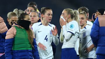 Las jugadoras inglesas y escocesas expresan su decepción tras el encuentro al conocer que era Países Bajos la que se clasificaba.