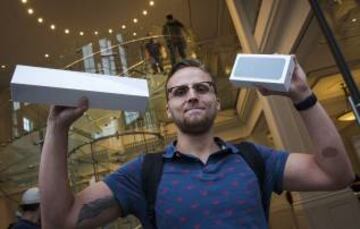 Un joven en Amsterdam posa con el teléfono.